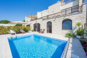 MELODY M Apartment with private pool